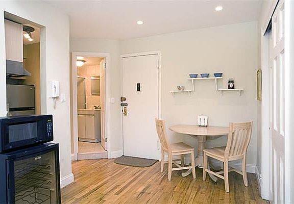 4th image of 252 W 74th St APT 3