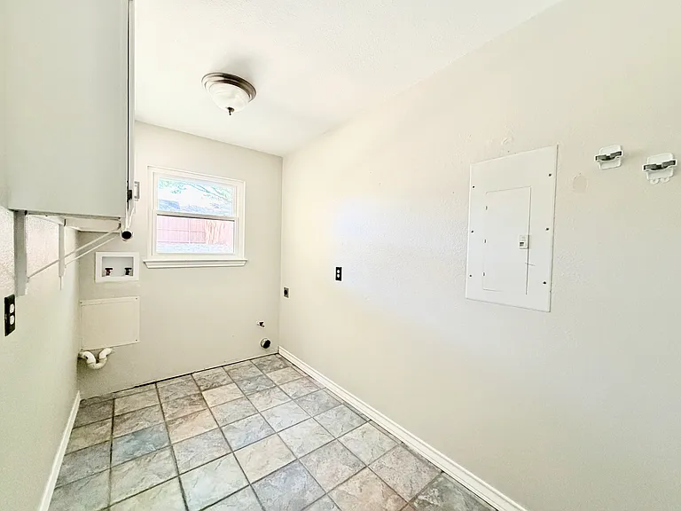2937 Sweet Briar St — Photo 11