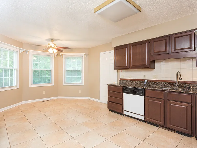 1400 Autumn Ridge Dr — Photo 5