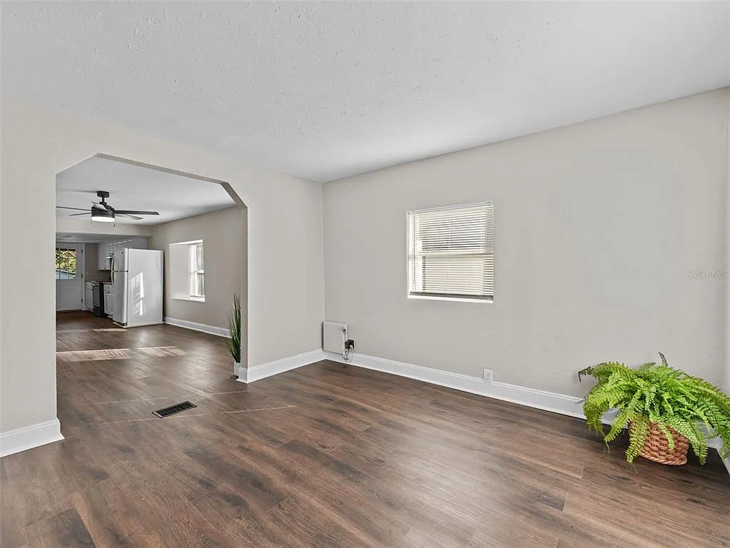3 bed, 1.0 bath, 1056 sqft, $1,795 — Photo 2