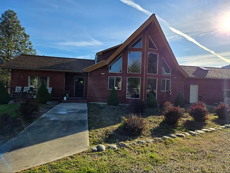 395 Edgewater Dr — Photo 3