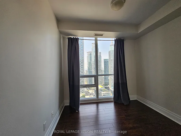 16 Harbour St #3810 — Photo 11