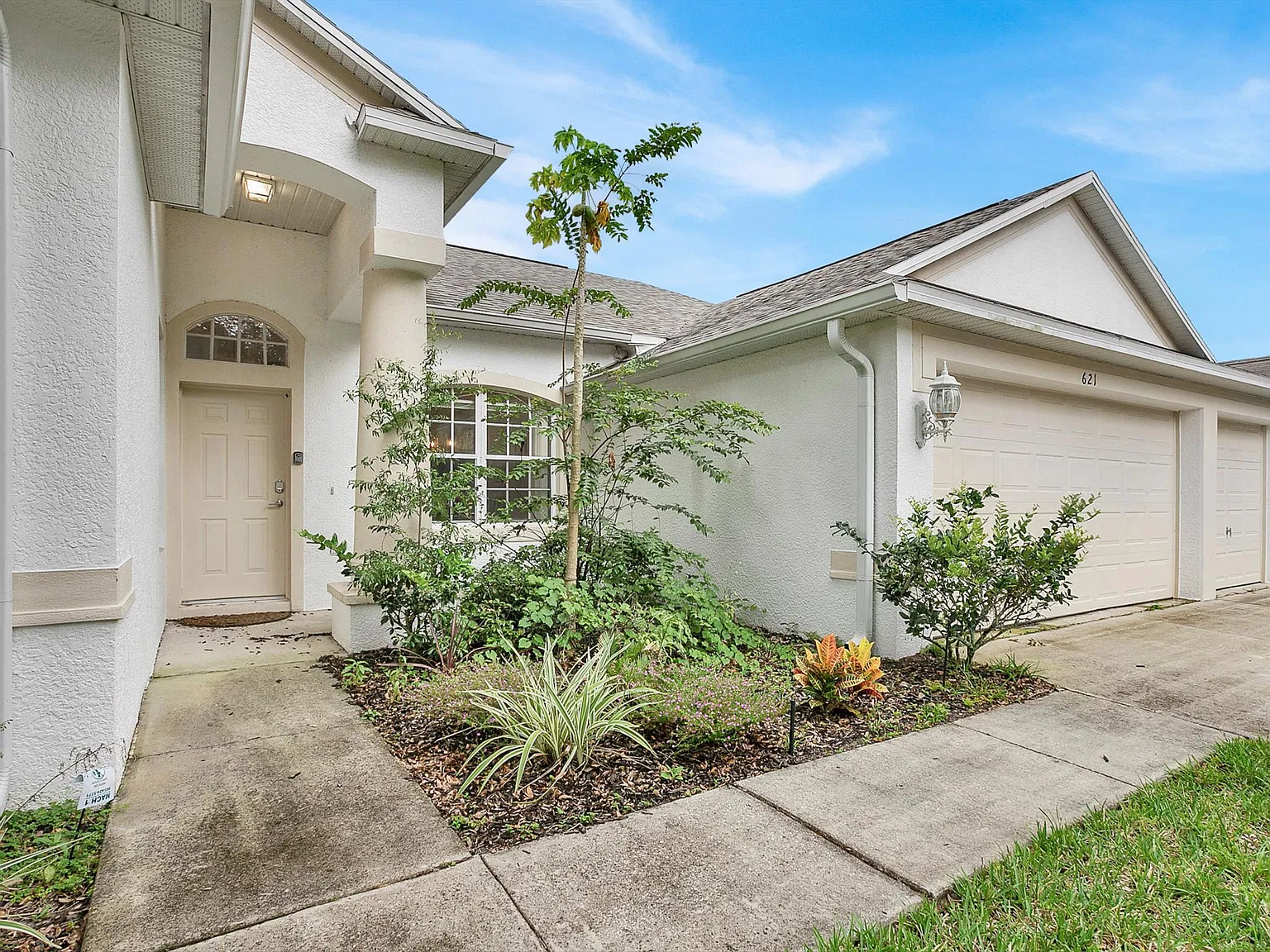 5 bed, 2611 sqft, $2,950 — Photo 2