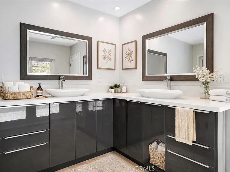 4450 Hayvenhurst Ave — Photo 13