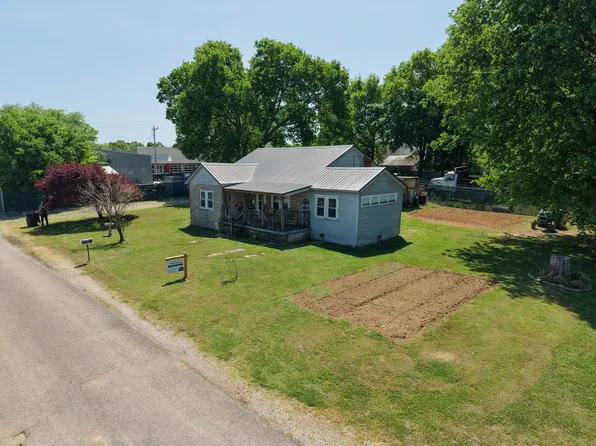 404 McMurtrey St, Saint Joseph, TN 38481
