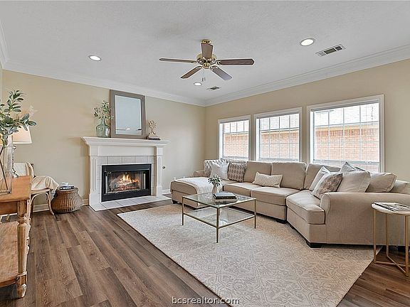 5th image of 1019 E Lincoln Ave
