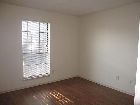 4th image of 410 Amber Ln