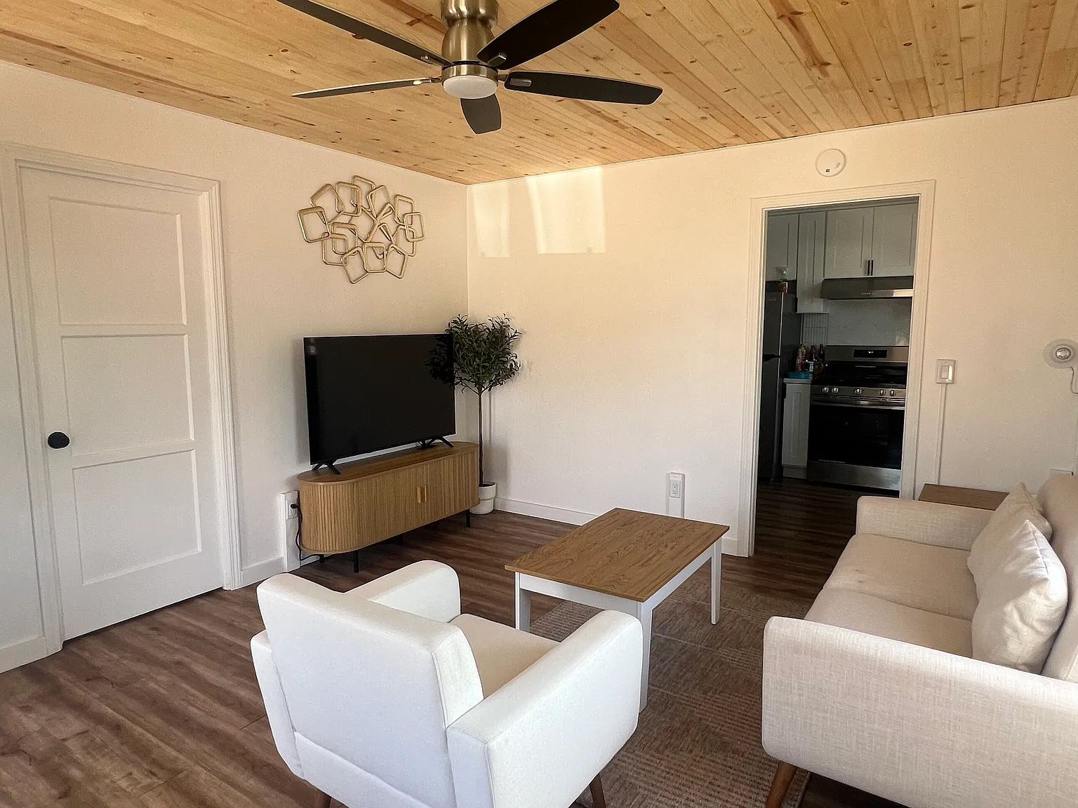 3 bed, $3,500 — Photo 3