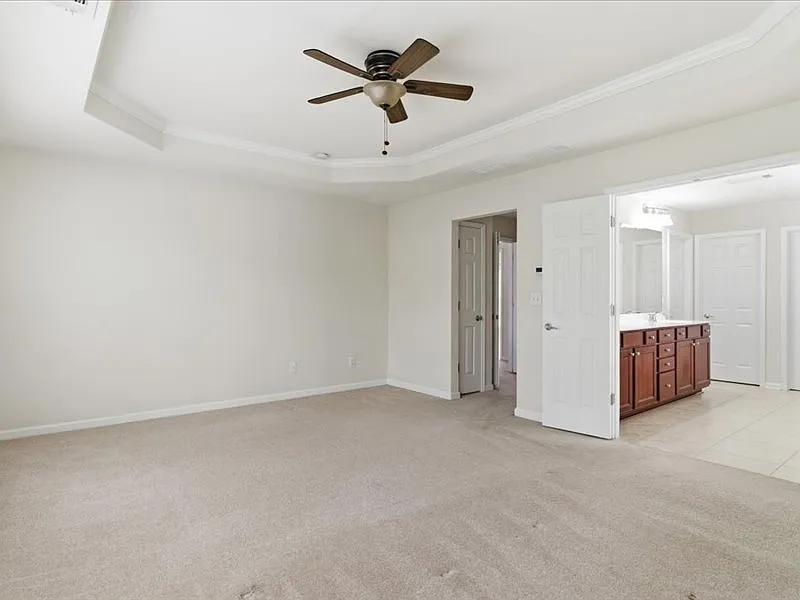 6 bed, 4310 sqft, $3,699 — Photo 3