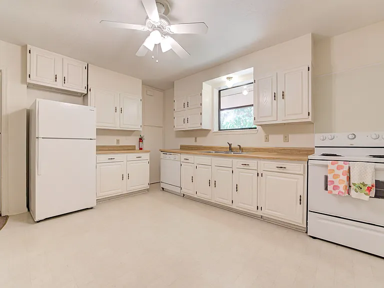 604 S Flood Ave #604 — Photo 2