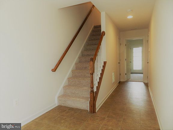 5th image of 207 Dundee Pl