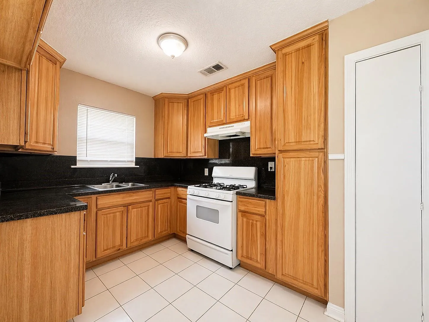 2 bed, 1.0 bath, 1028 sqft, $1,450 — Photo 2