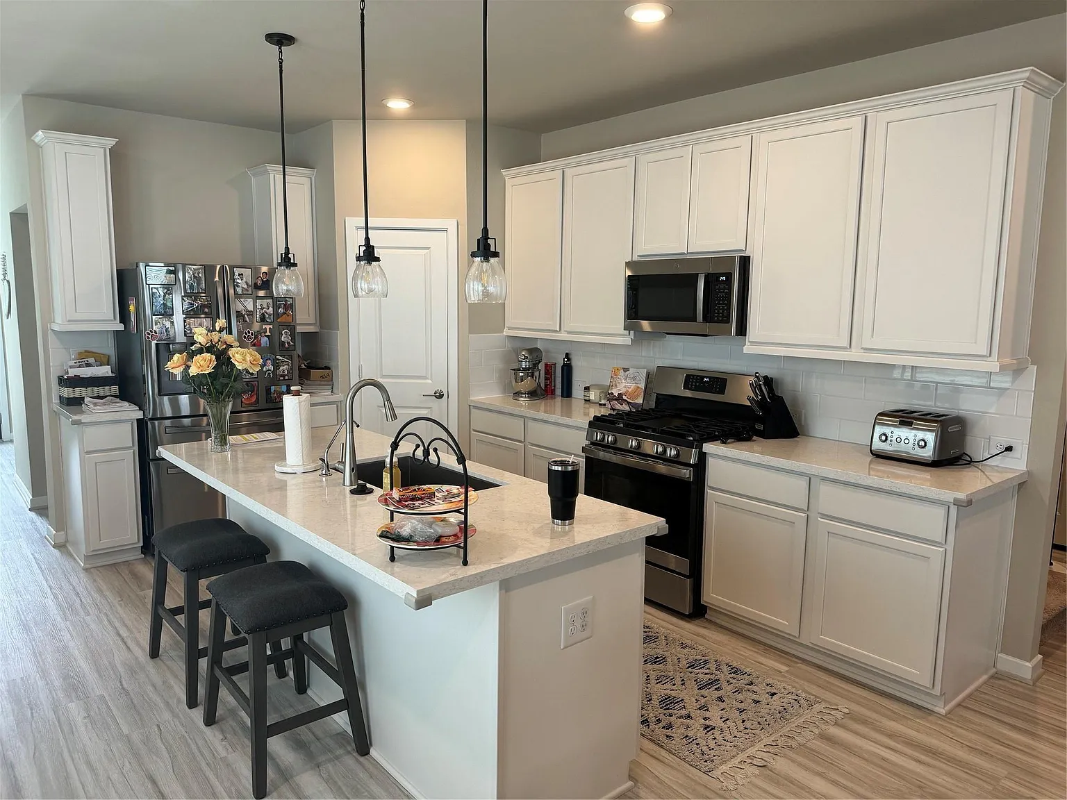 4 bed, 3.0 bath, 2421 sqft, $2,750 — Photo 4