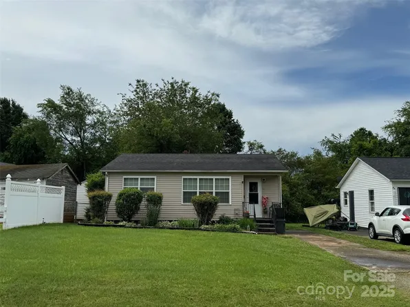 203 Brittain Dr, Morganton, NC 28655