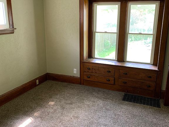 3rd image of 130 E Mapledale Ave