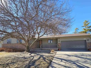 2905 Lakeview Cv, Hastings, NE 68901