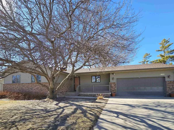 2905 Lakeview Cv, Hastings, NE 68901