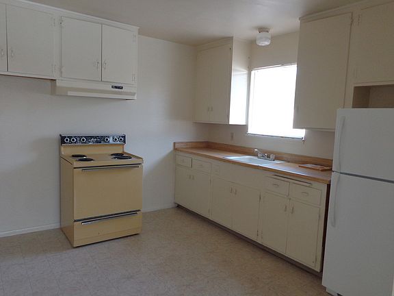3rd image of 1027 F St APT 4