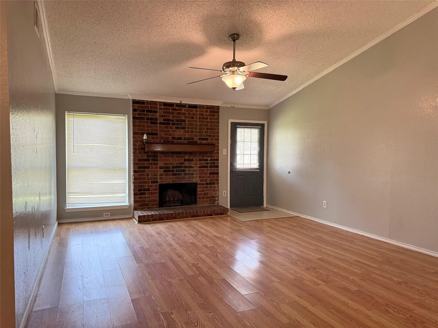 3 bed, 1387 sqft, $2,200 — Photo 2