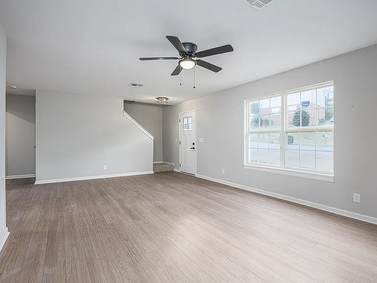 3317B Niagara Dr — Photo 2