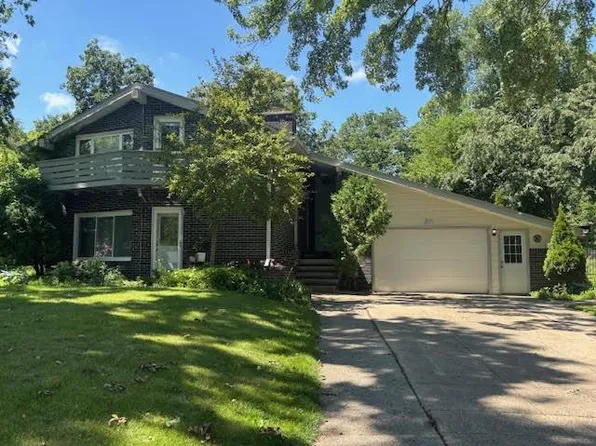 W242N6211 Oak DRIVE, Sussex, WI 53089