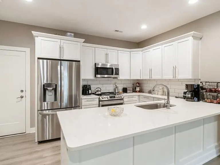 2337 SE Sydney Ln — Photo 2