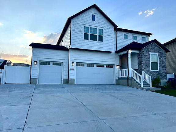 3rd image of 2207 N Elderberry Dr