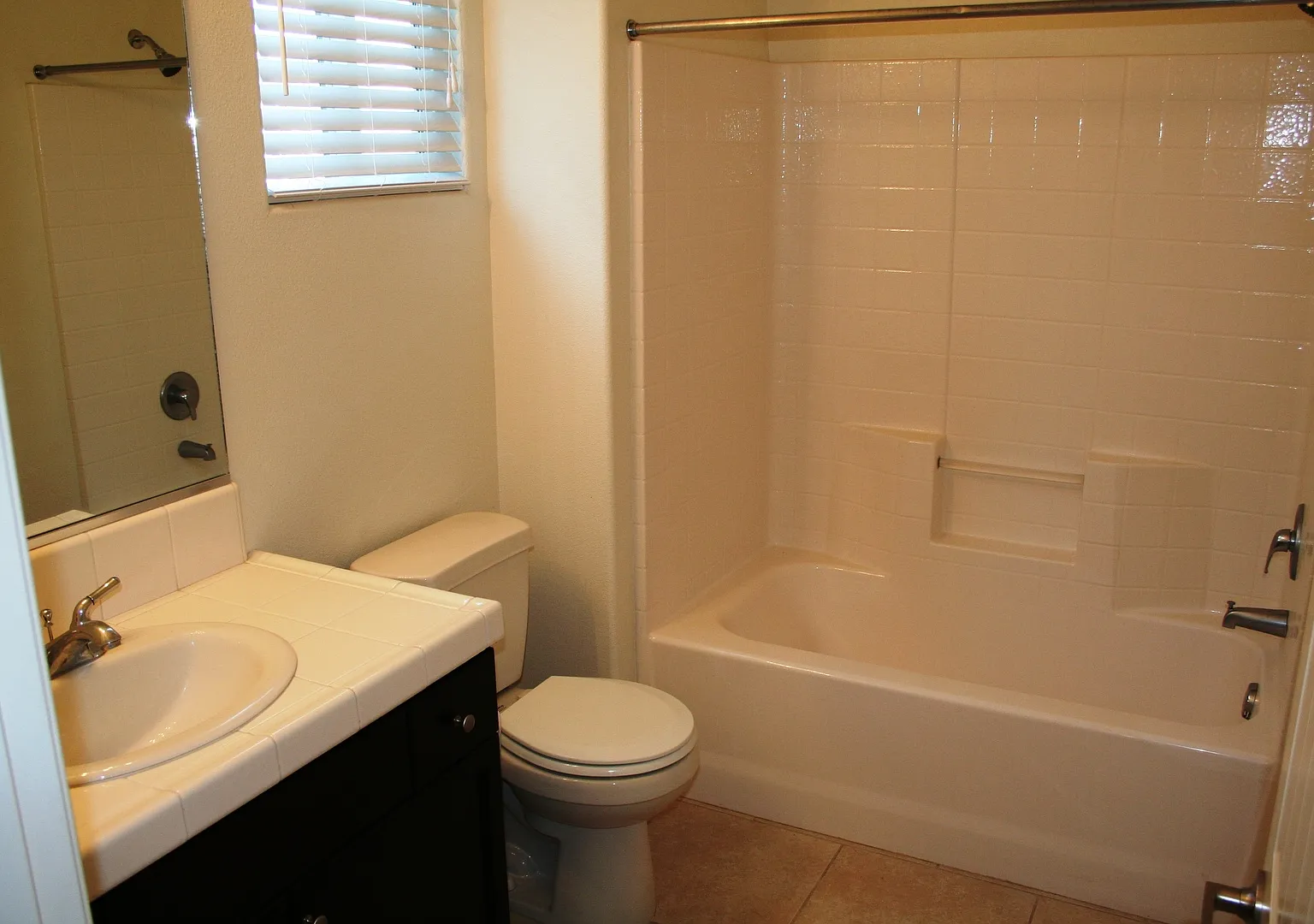 3 BR 2 Bath in Quiet Subdivision — Photo 3