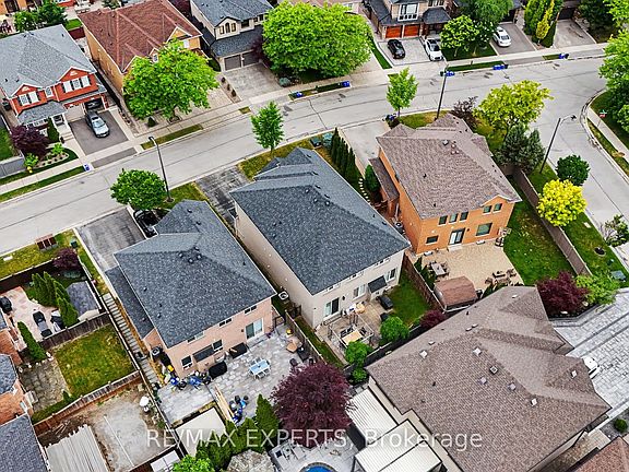 4th image of 15 Arrowood Cres