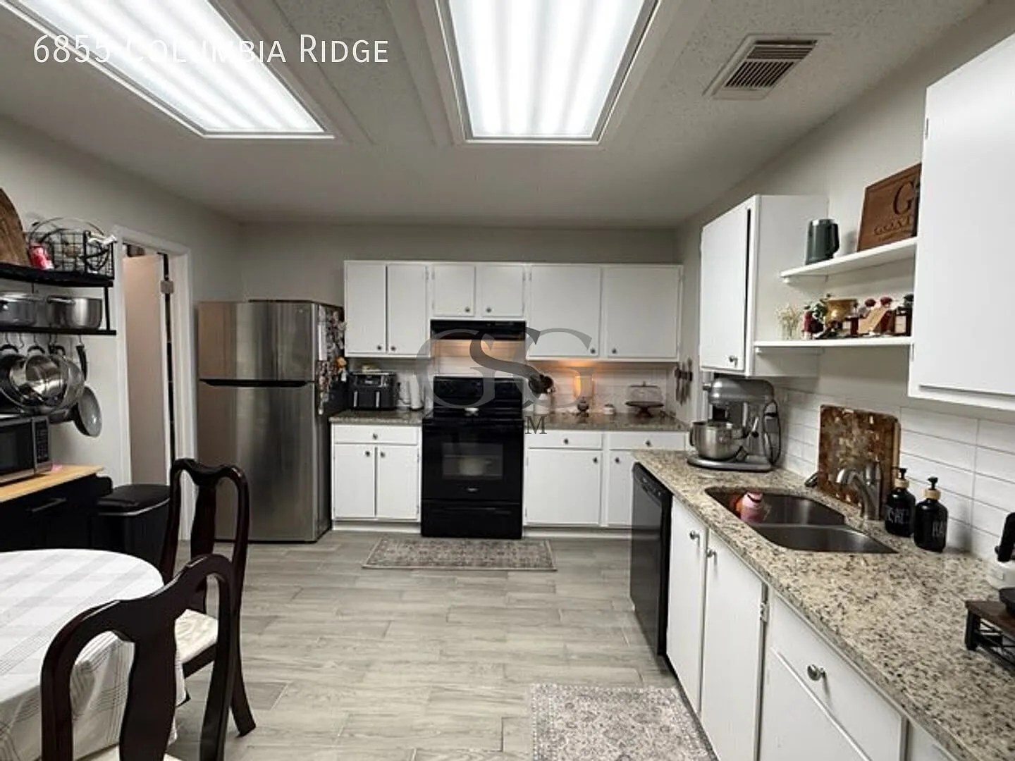 Beautiful 3/2 single story home w/tile flooring throughout! — Photo 3
