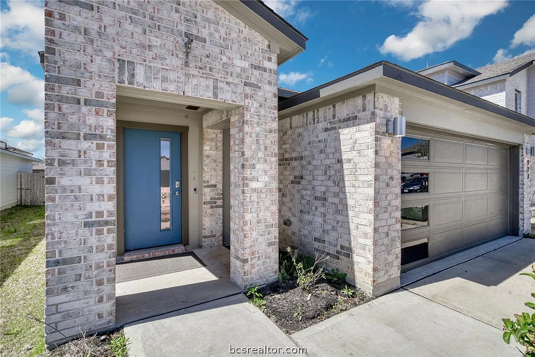 3 bed, 1325 sqft, $2,150 — Photo 1