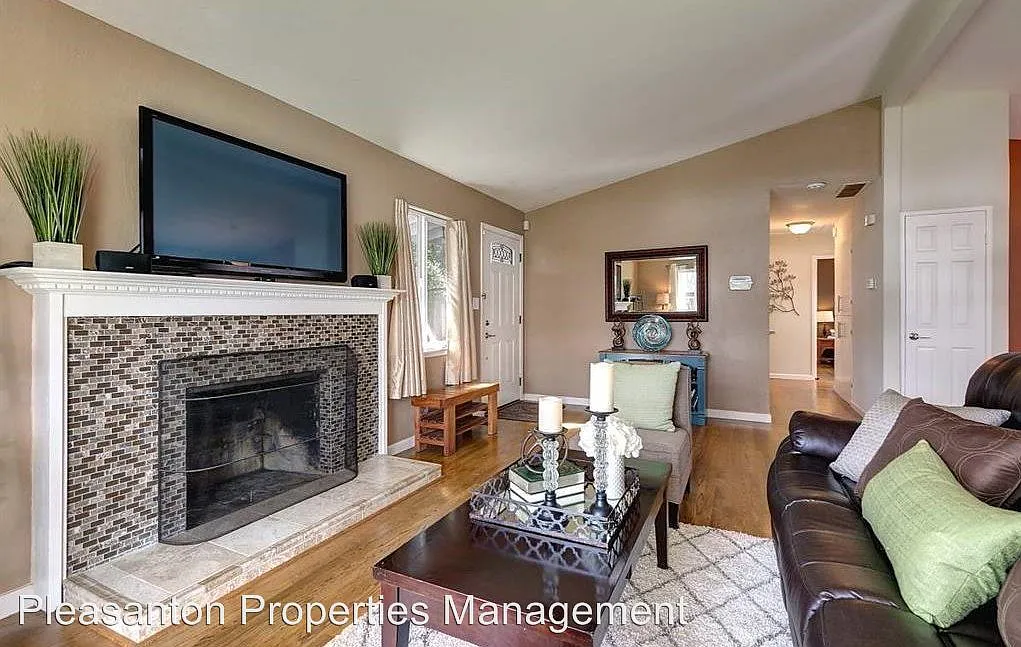 1830 Pine St photo 1