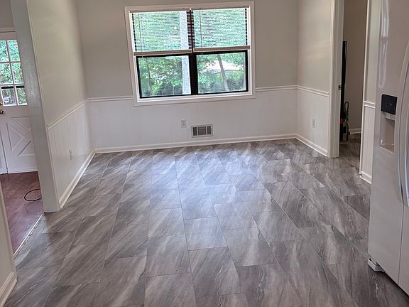 5th image of 488 Summerville Dr