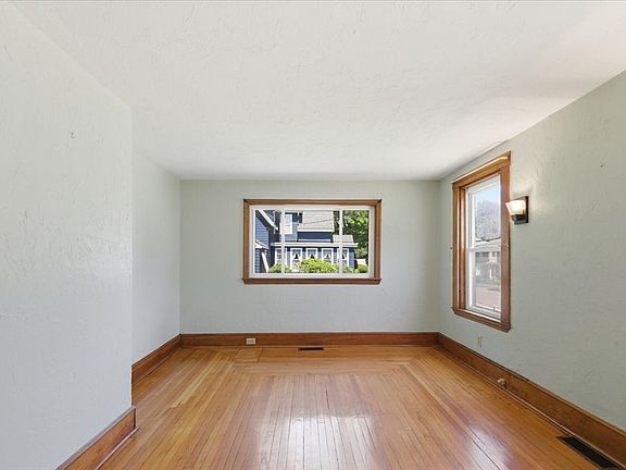 3rd image of 121 Oakdale Ave