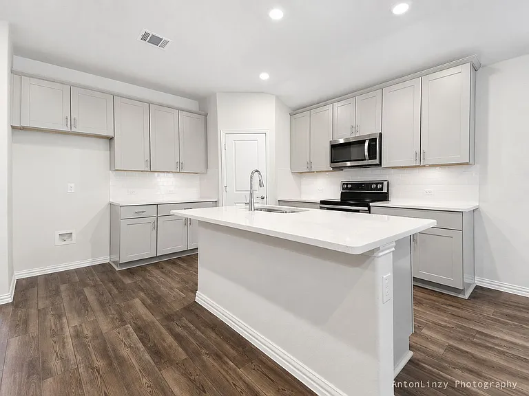 3230 Baehr Dr — Photo 6
