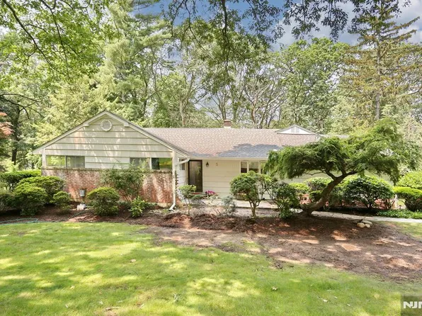 5 Brookview Ter, Hillsdale, NJ 07642