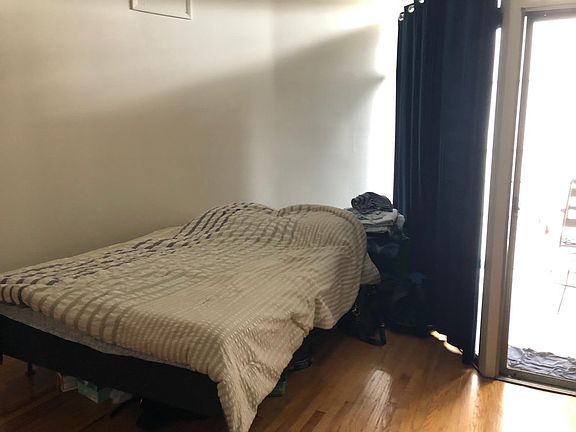 4th image of 1311 Lombard St APT 403