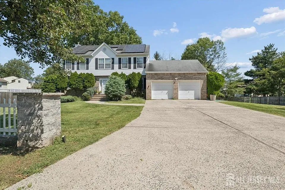 4 bed, 2.5 bath, 2422 sqft, $5,000 — Photo 3