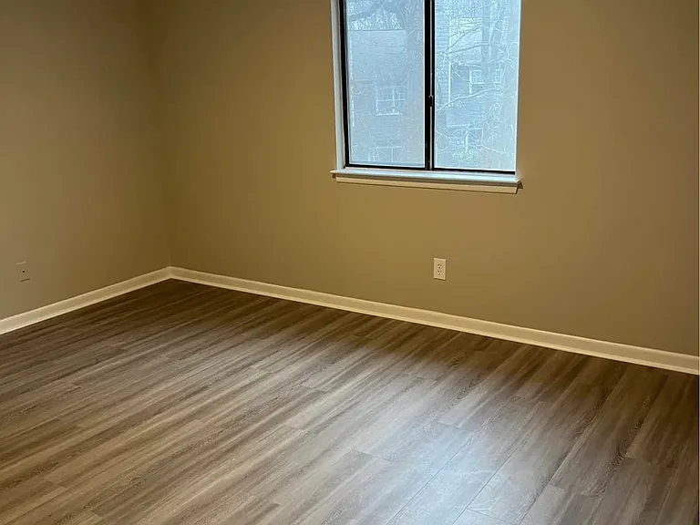Primary bedroom w/ ensuite bathoom and walk-in closet
