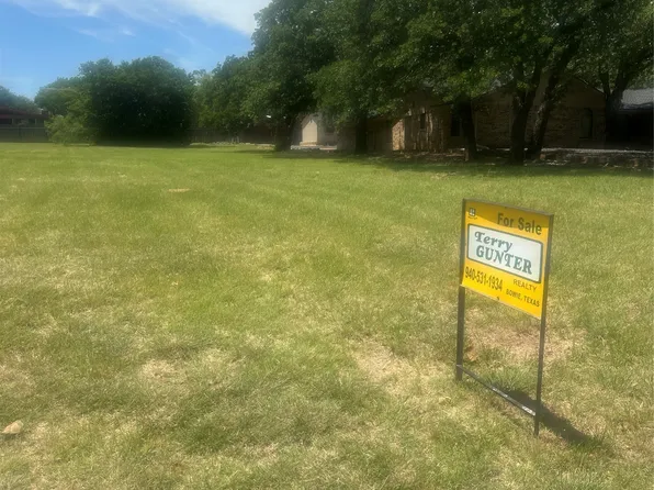 1202 Woodland Trail Dr, Bowie, TX 76230