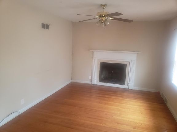 3rd image of 8219 Paramount Dr
