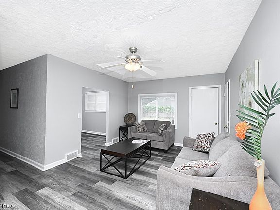3rd image of 1376 Seward Ave