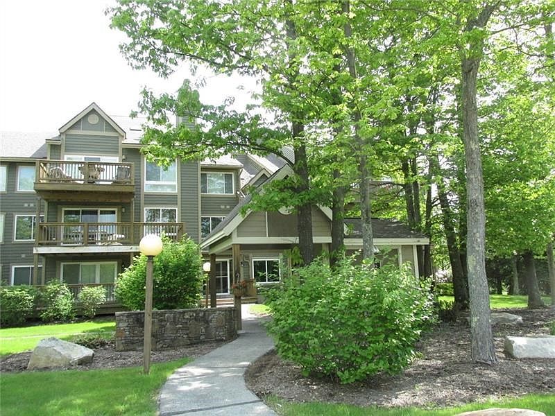 Main entrance into Summit Vista. This condo is ground level so you can ski right out onto the slopes from your back deck!