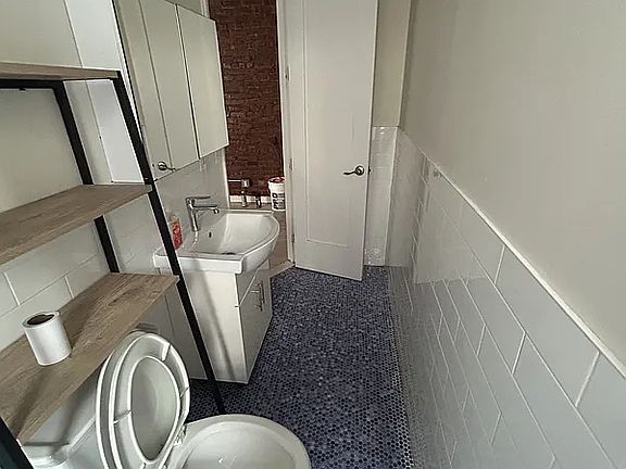 5th image of 549 51st St APT 1R
