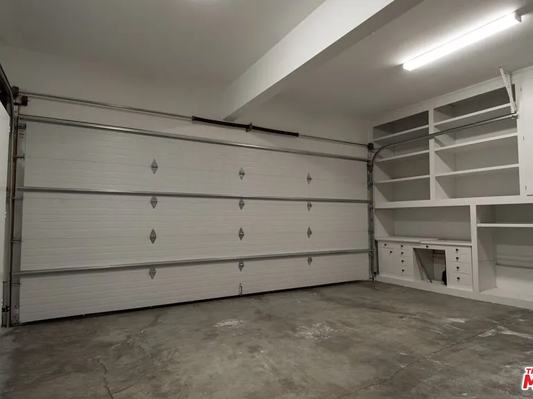 1121 N Beverly Dr — Photo 23
