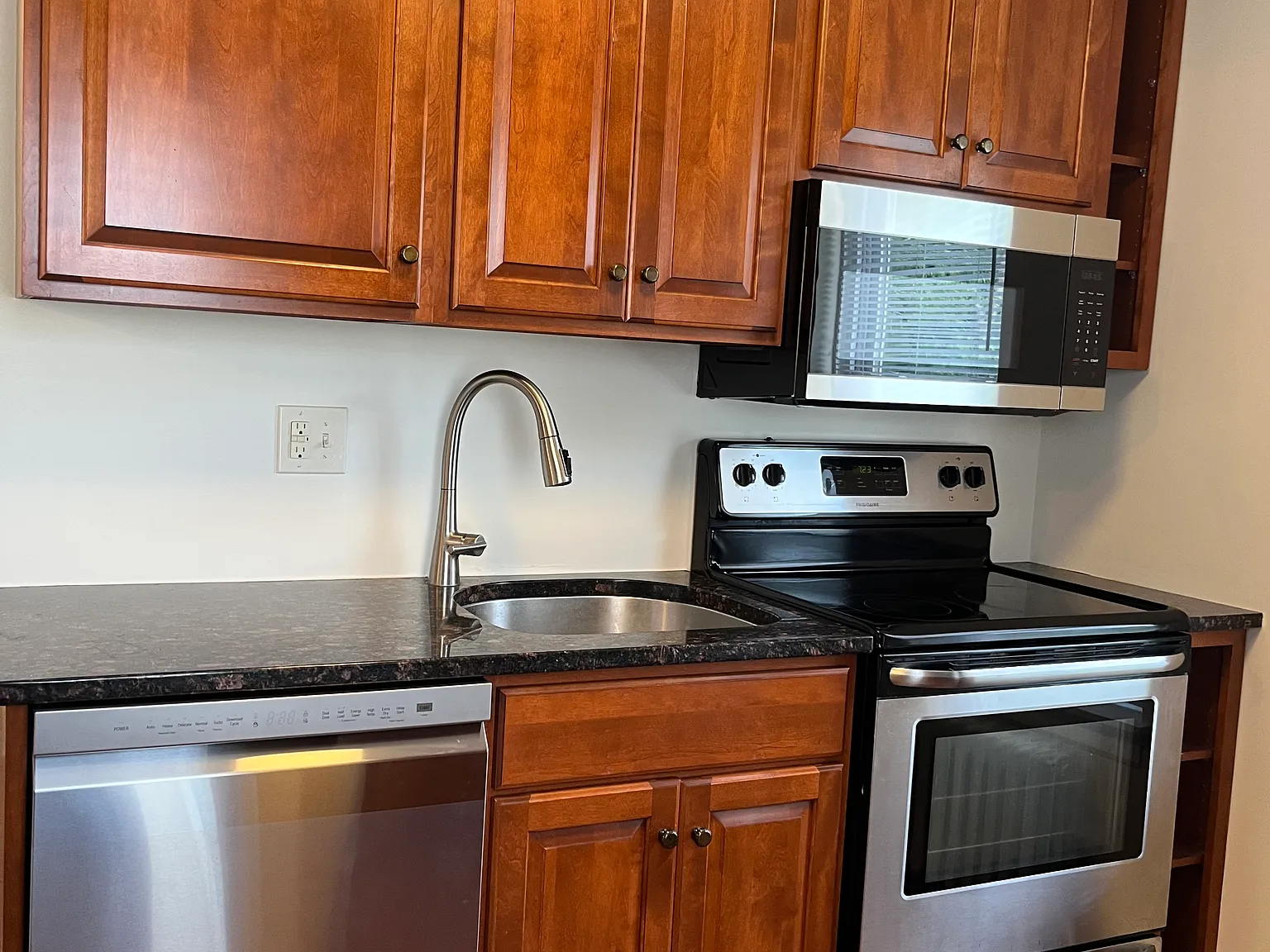2 bed, 1000 sqft, $2,175 — Photo 2