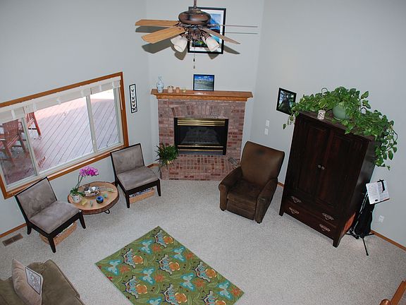Family room w/fireplace