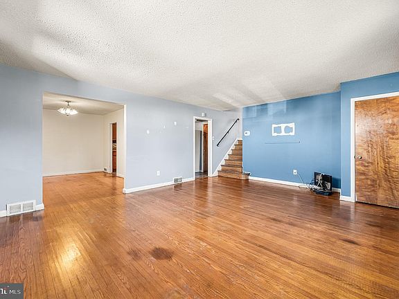 4th image of 1008 Kedron Ave