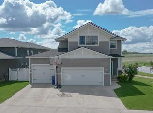 611 N Robinson Ave, Penhold, AB T0M1R0