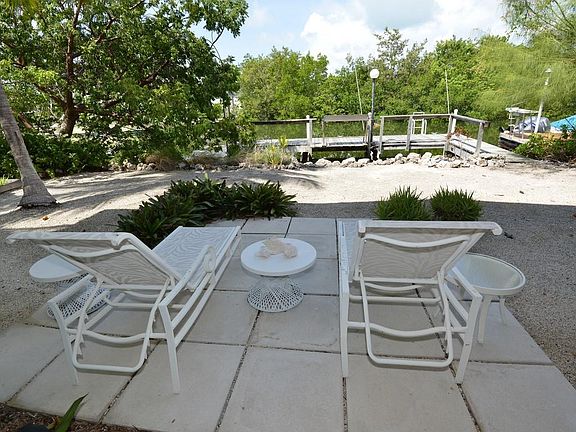 4th image of 319 N Anglers Dr